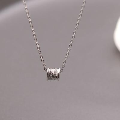 Náhrdelník s malým pasem posetý diamanty s chladnou a stylovou osobností