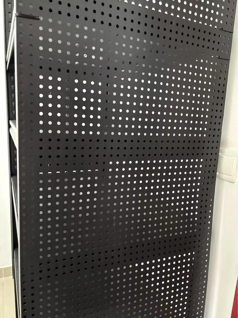 Rahmenloses Metall-Lochplatten-Lagerregal für Werkzeuge, Telefone, Schmuck und mehr