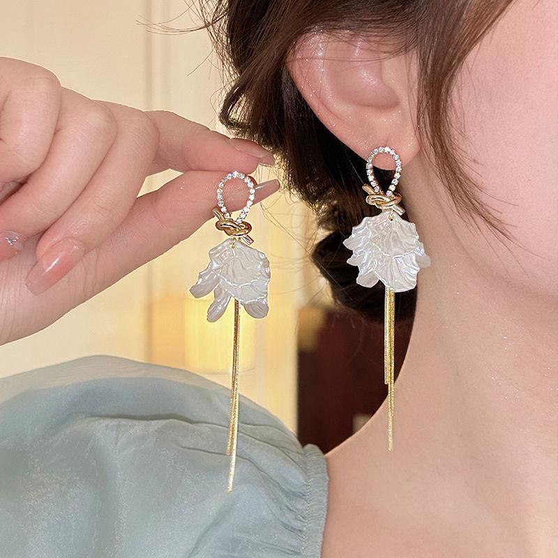 Elegant French Shell Tassel Earrings for Women – Face-Slimming Versatile Petal Design