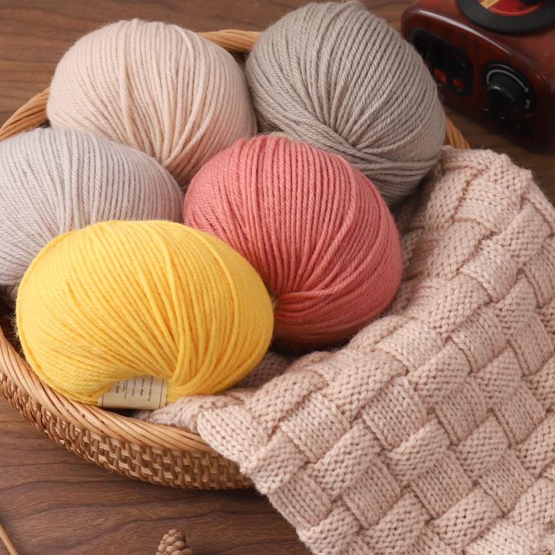Medium-Thick Cashmere Wool Yarn for Hand-Knitted Baby and Child Scarves and Sweaters, with Knitting Needles.
