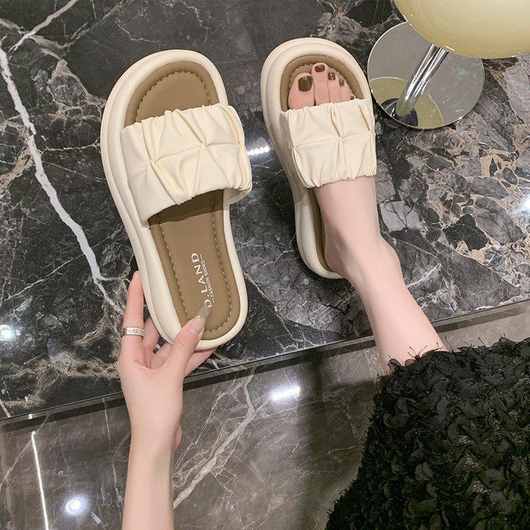 

Slippers women s summer wear 2025 new fashion thick-bottomed muffin sandals Internet celebrity super fire beach folds one-word drag 40
