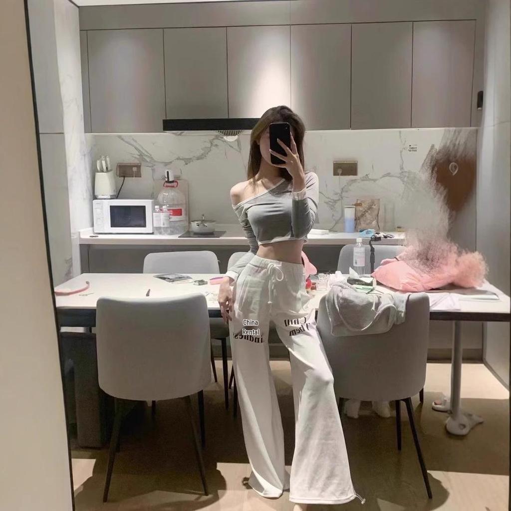 Šedé tričko s odhalenými rameny, dlouhým rukávem a slim fit střihem - Dámský styl horké holky pro rané jaro