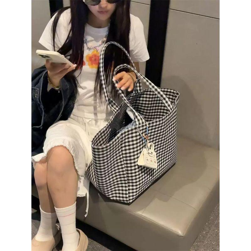 

Ретро клетчатая сумка-тоут большой вместимости женская корейская серия студентка колледжа ранняя восьмерка Тун Цин сумка через плечо в стиле бездельника Black and white plaid