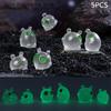 5 Pezzi/Sacchetto Bambola Mini Alieno Carina Luminosa Resina Ornamento per Auto Figure Micro Paesaggio Accessori Decorazione per la Casa Giocattolo Luminoso Regalo