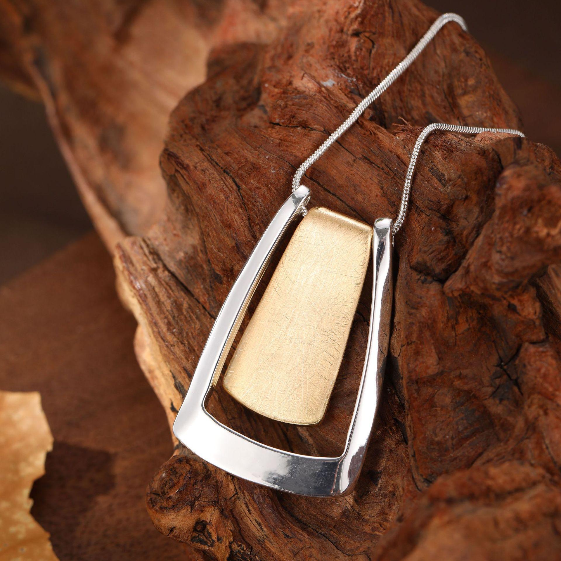 

Новый полый геометрический матовый квадратный кулон-цепочка «змеиная кость», женское высококлассное квадратное ожерелье.