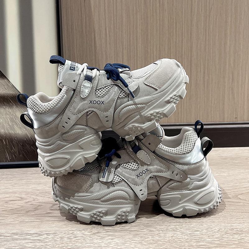 Europäische beliebte Dad-Schuhe mit dicker Sohle für Damen 2025 neue Modelle zeigen Füße, kleine Mesh-Muffin-Schuhe, erhöhende und atmungsaktive Sportschuhe für Damen