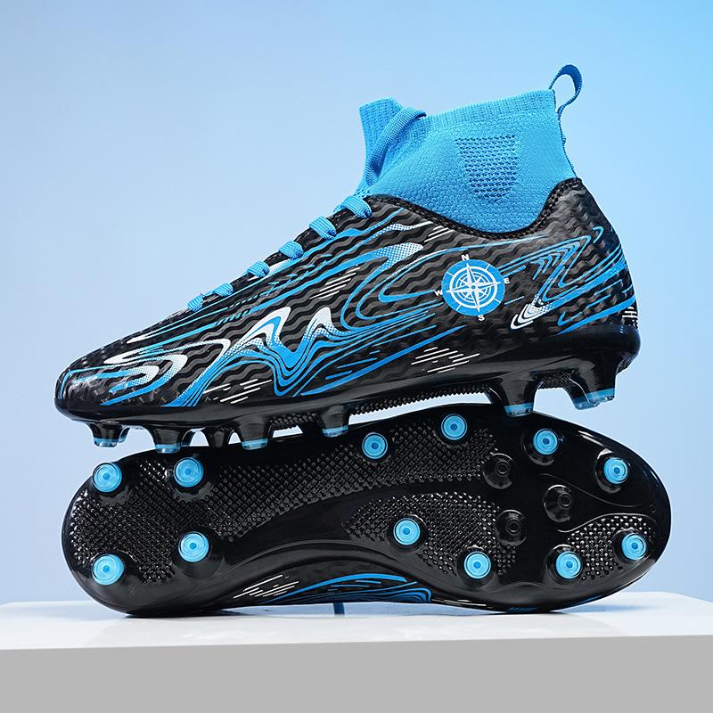 Fußballschuhe große Größe, lange Nägel, abgebrochene Nägel, Jungen und Mädchen, junge Schüler, professionelles Wettkampftraining, Sportschuhe
