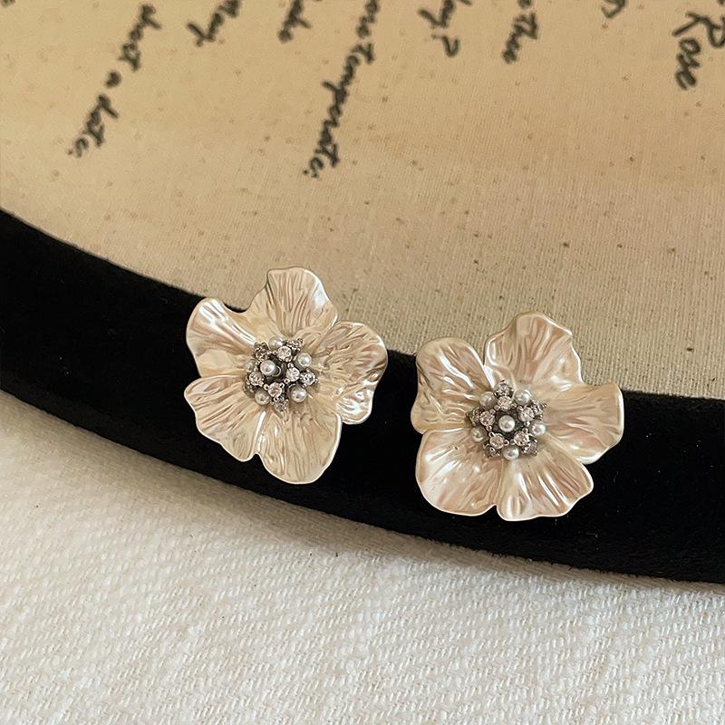 

Серьги-пусеты с текстурированным цветком из циркона и жемчуга - Элегантный и универсальный женский модный аксессуар