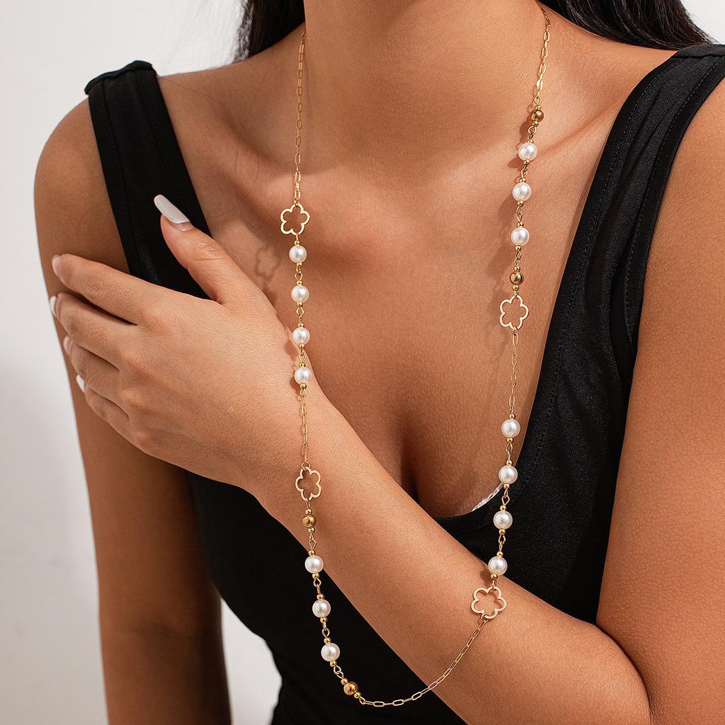 Premium Fembladig Blomma Pärla Staplad Långt Halsband Temperament Slingrande Kedja Blomma Halsband Smycken Tröjkedja