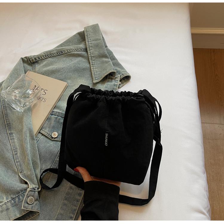 Daily lightweight messenger bag girl 2025 new fashion versatile shoulder bag popular bucket bag mobile phone bag