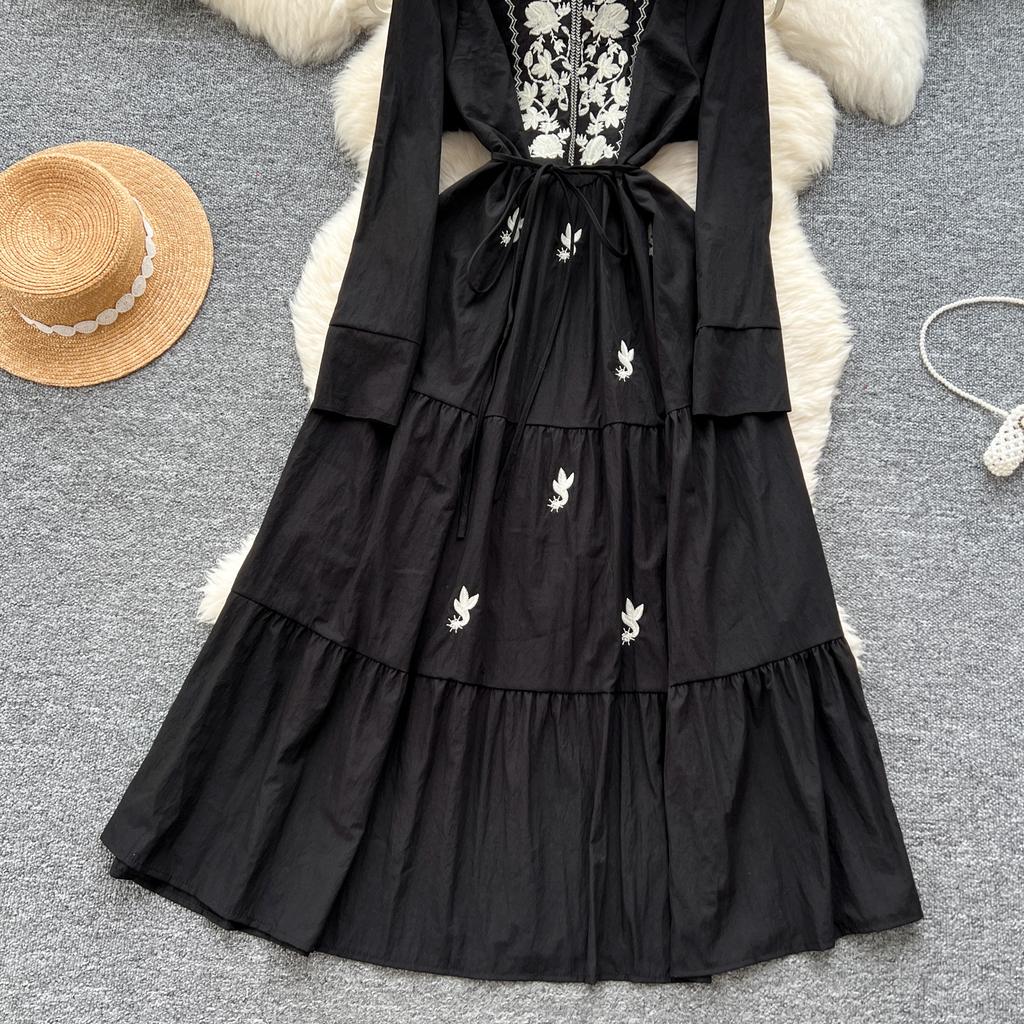 Vintage Western Style Embroidered V-neck Strap Up Waist Long Sleeve Dress for Women French Elegant Grand Swing Long Dress