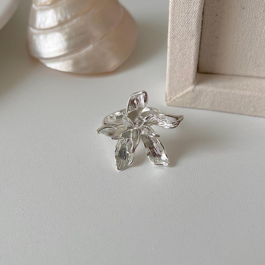 2025 New Exquisite Metal Flower Ring: European & American Chic High-End Index Finger Ring for Women