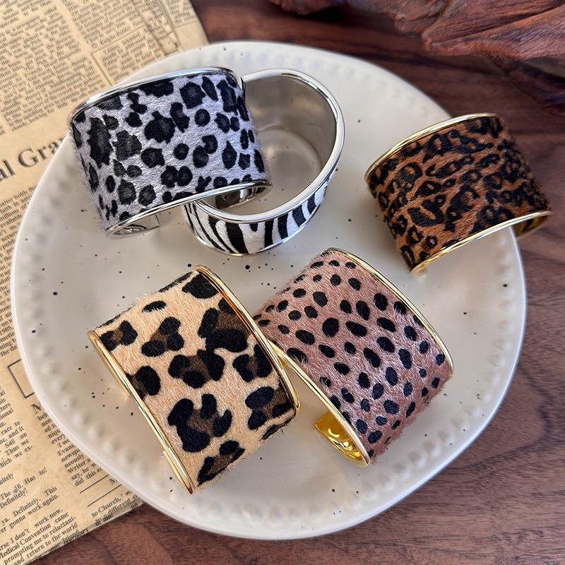 Elegante Braccialetto a Polsino Retro in Pelle Scamosciata con Stampa Leopardo e Zebra per Donna - Gioiello Statement Autunno/Inverno