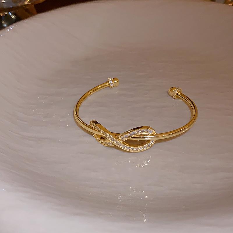Elegantes Zirkon Buchstaben Blumen Armband: Hochwertiger vielseitiger Armreif für Damen