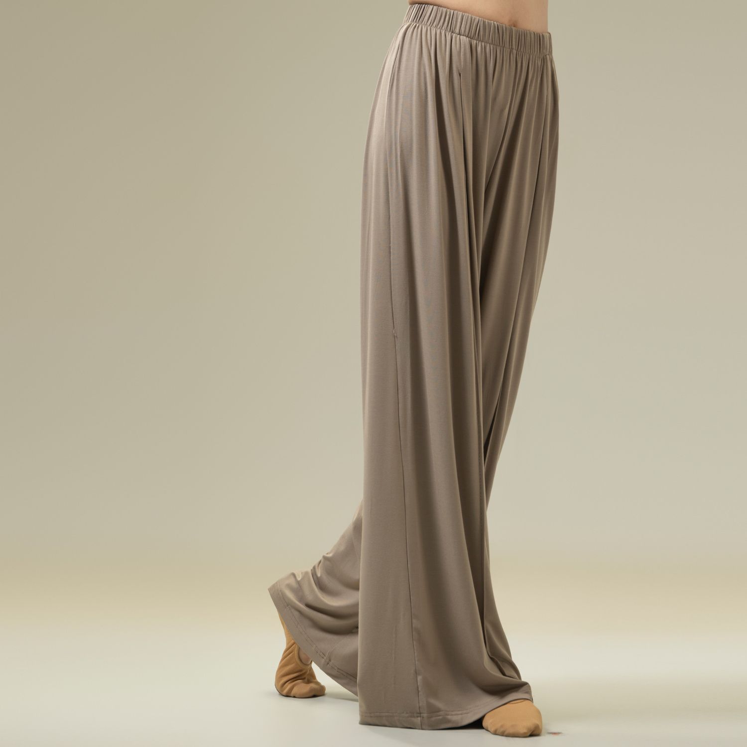 

Женские осенне-зимние свободные прямые брюки широкие от бедра для танцев | Костюм для практики классических и современных танцев с драпировкой для похудения S света кофе