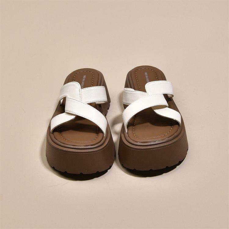 

Muffin thick-soled cool slippers women s summer wear 2025 new small beach one-word drag fashion casual sandals 40