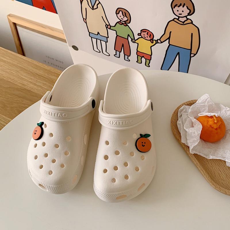 The New Style of Shoes, Crocs, Are Cute and Suitable for Both Indoor and Outdoor Use. They Are Beach Flip-flops and Women's Shoes