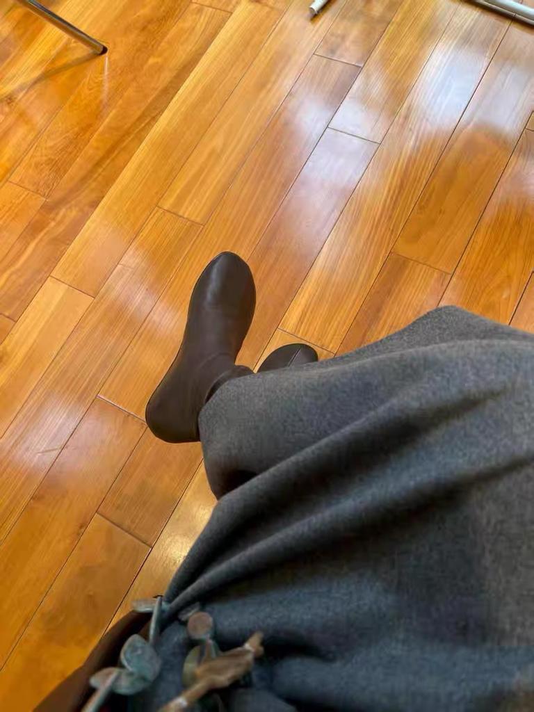 Neue, runde, hochgeschnittene, elastische, dünne Stiefeletten für Damen – modische und elegante Damenstiefel für Herbst und Winter.