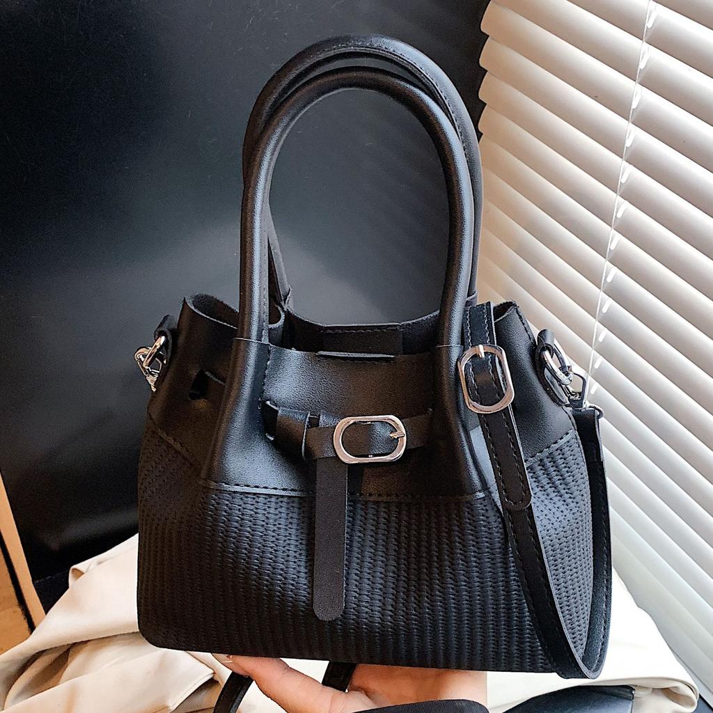 Summer Hand Carry Straw Bucket Bag Women 2025 New Fashion Simple Casual Woven Bag Niche Design Messenger Bag