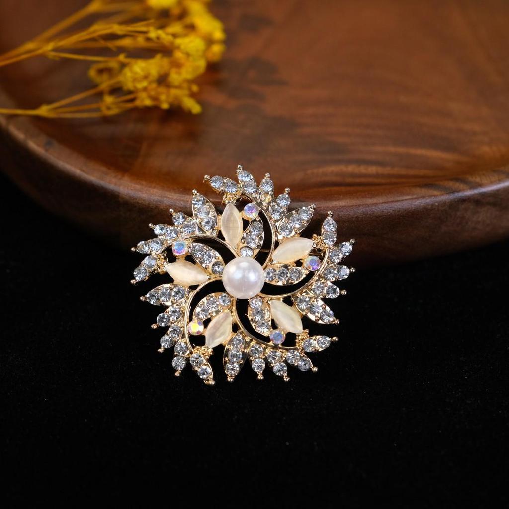 Broșă Elegantă Fluture Ochi de Pisică cu Strass-uri - Design Anti-Alunecare și Versatil