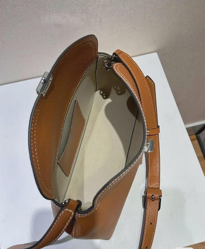 Luksuriøs svensk kuskinn pendlerbag: Skulderveske, crossbodyveske eller underarmsveske med høy kapasitet