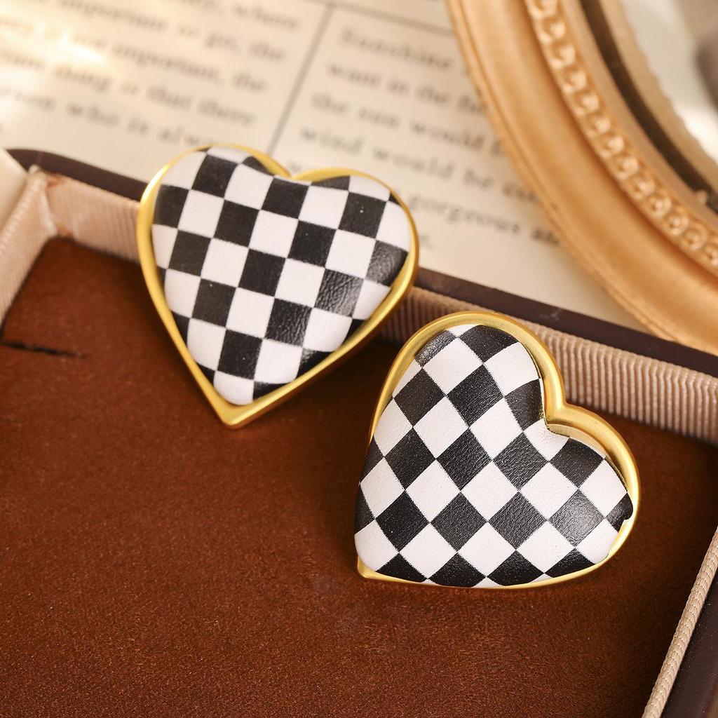 2024 Retro Black and White Geometric Plaid Stud Earrings for Women - Unique Style