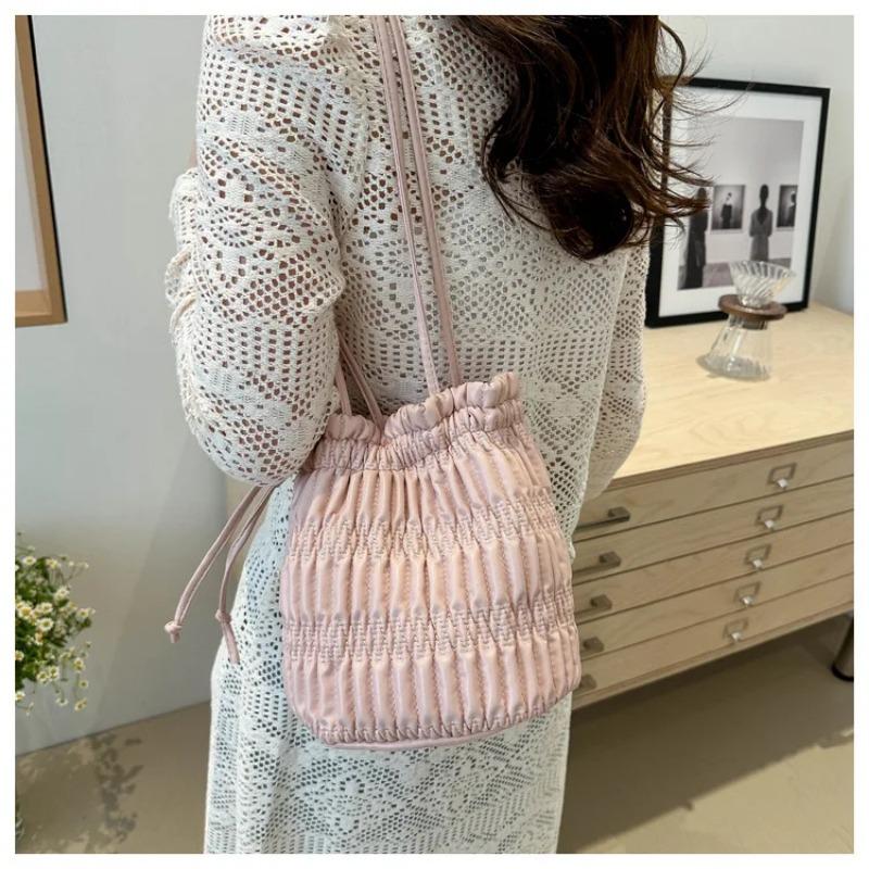 Серебряные плиссированные сумки-ведра на шнурке — фото 17