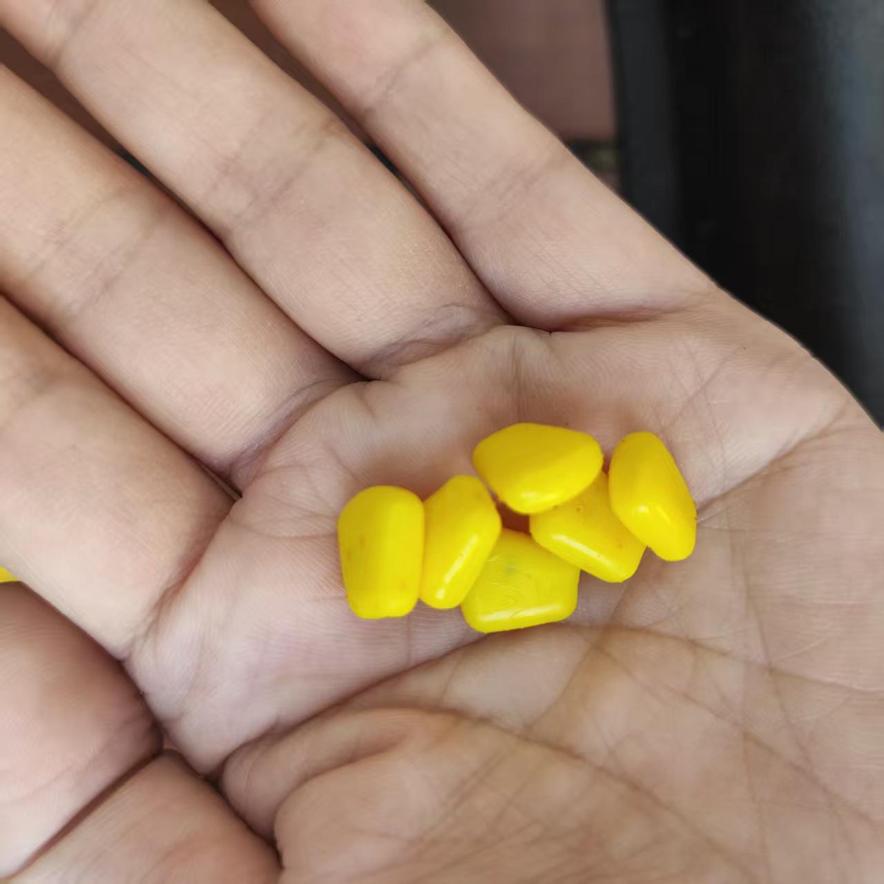 

Искусственная плавающая и тонущая кукурузная зерновая рыболовная приманка для белого амура и другой крупной рыбы 30 pcs per bottle жёлтый