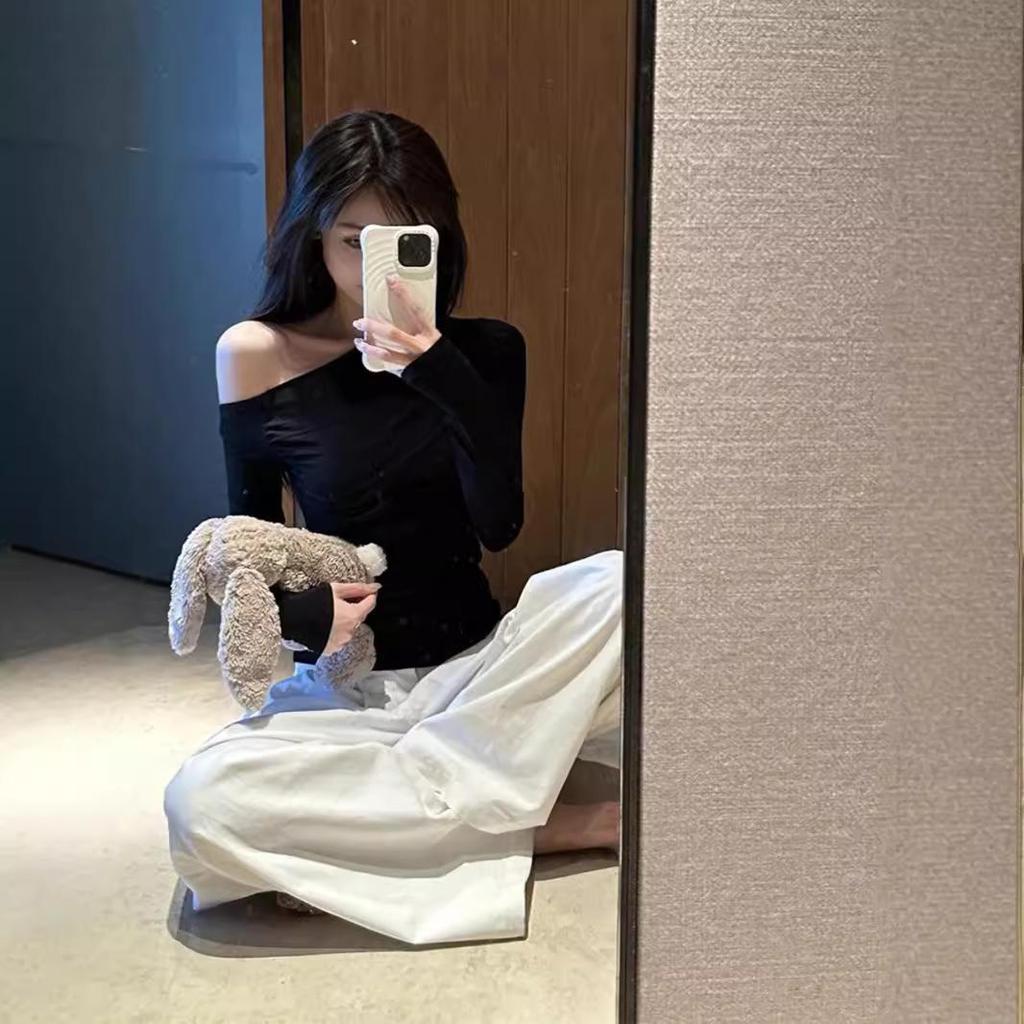 Pure Desire Slim Fit Off-Shoulder Long-Sleeve T-Shirt for Women - Versatile Early Autumn Top