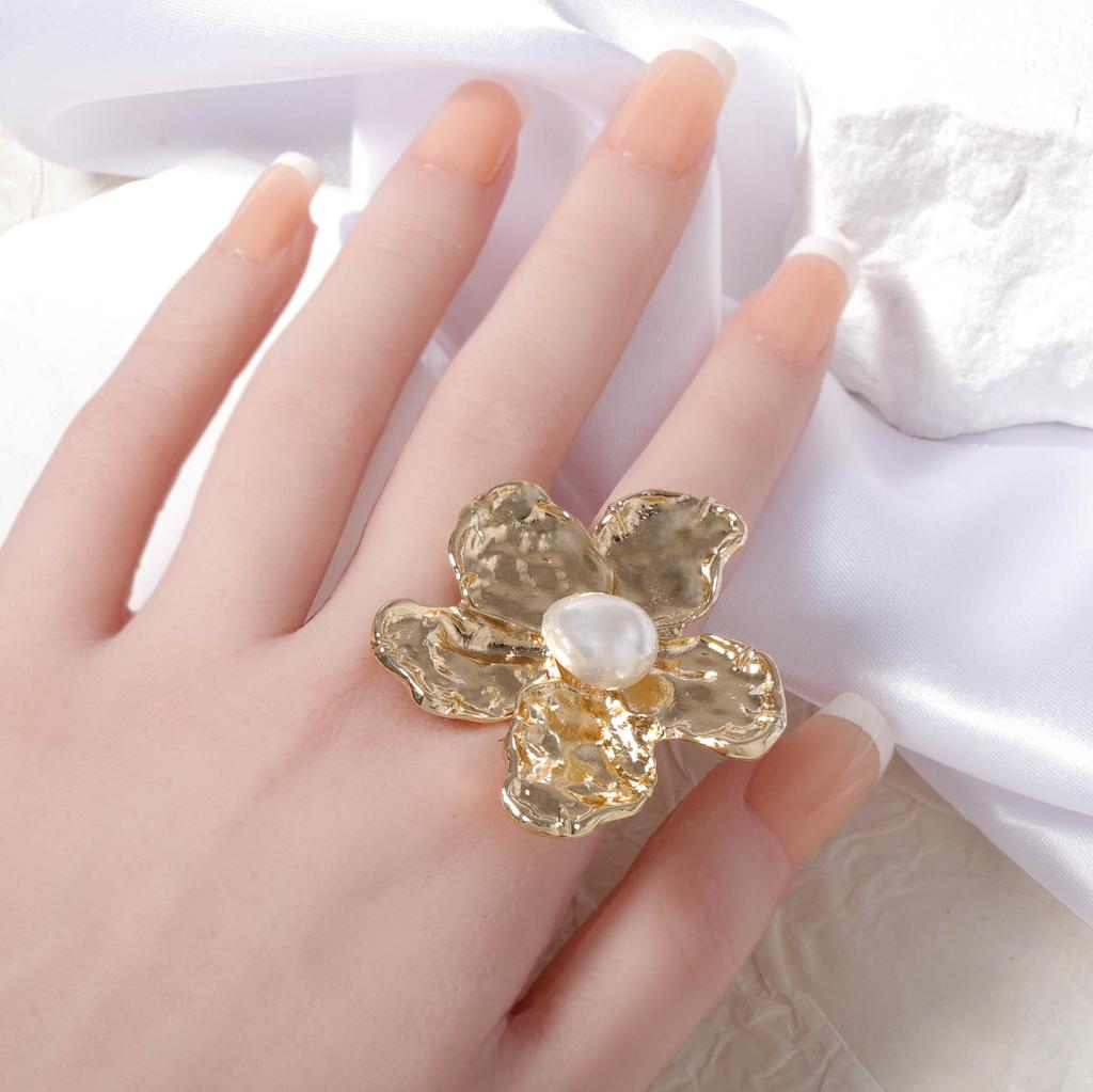 Simple, fashionable and retro alloy three-dimensional flower imitation pearl loose-fitting ring, ins cold style design sense for women