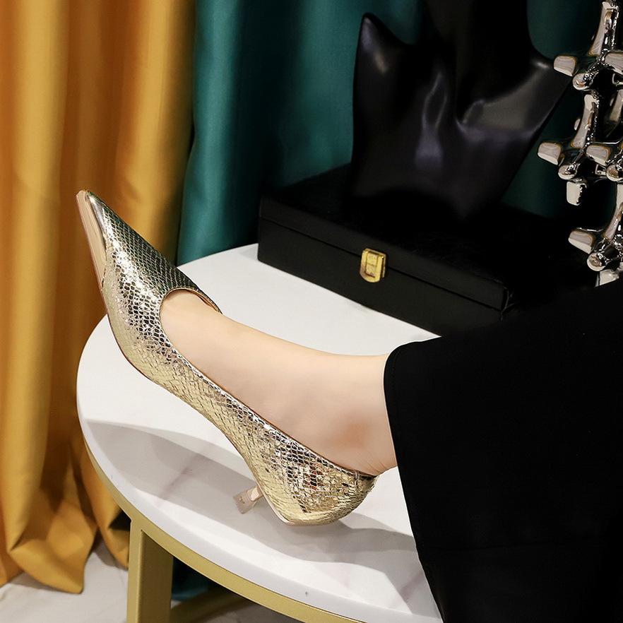 

Европейский и американский стиль банкетные женские туфли средний каблук мелкий вырез металлический острый носок блестящая ткань с пайетками змеиный узор одинарные туфли 35 золотой