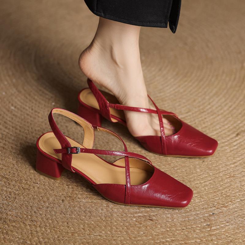 Sommer nye skinn sandaler firkantet hæl tomme sandaler casual ensfarget biffsene myk såle veskehode sandaler spenne middels hæl