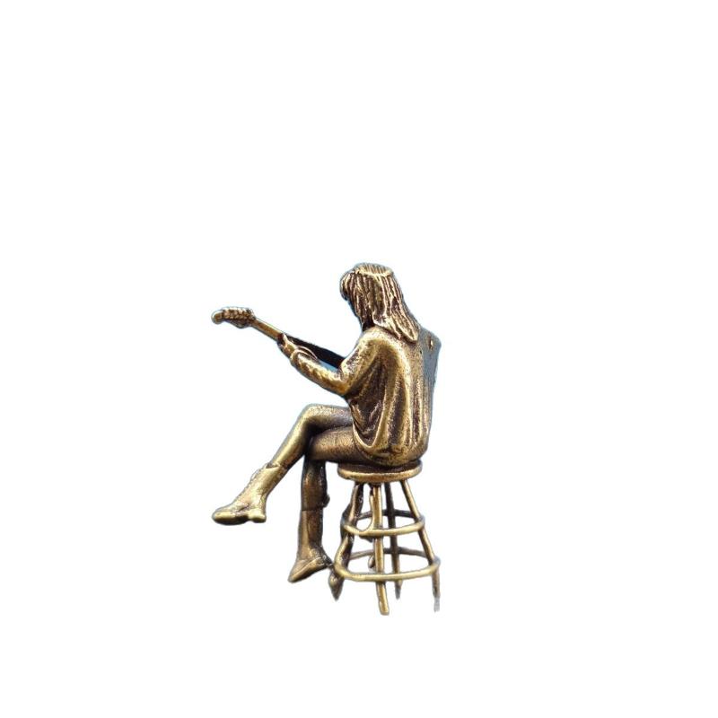 Bar Retrò Figura Bambola Chitarrista Donna Statua Ottone Vintage Modello Mini Figura Artigianale Ornamento da Scrivania Ufficio Decorazione Casa