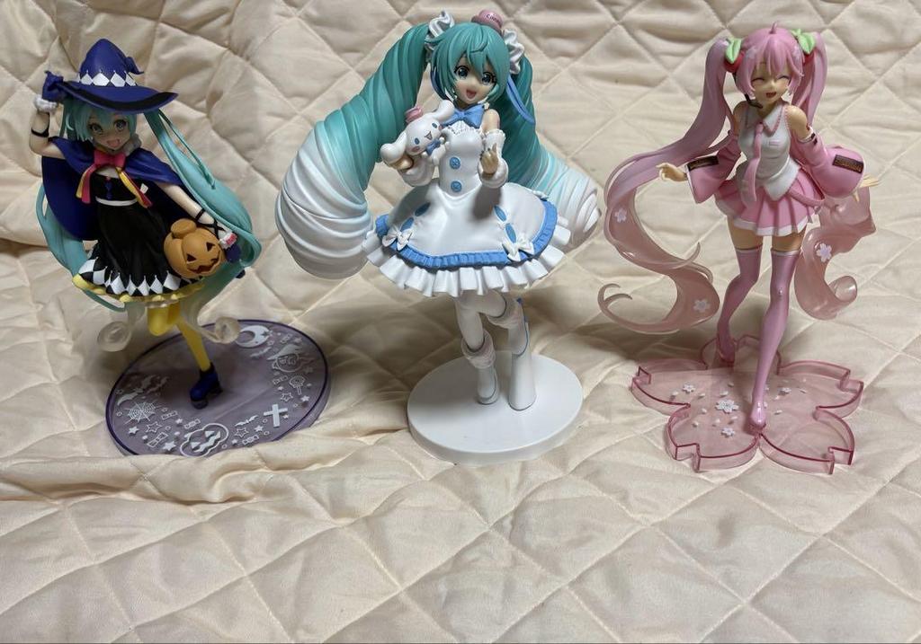 [USED] Hatsune Miku Figures - 8-piece set