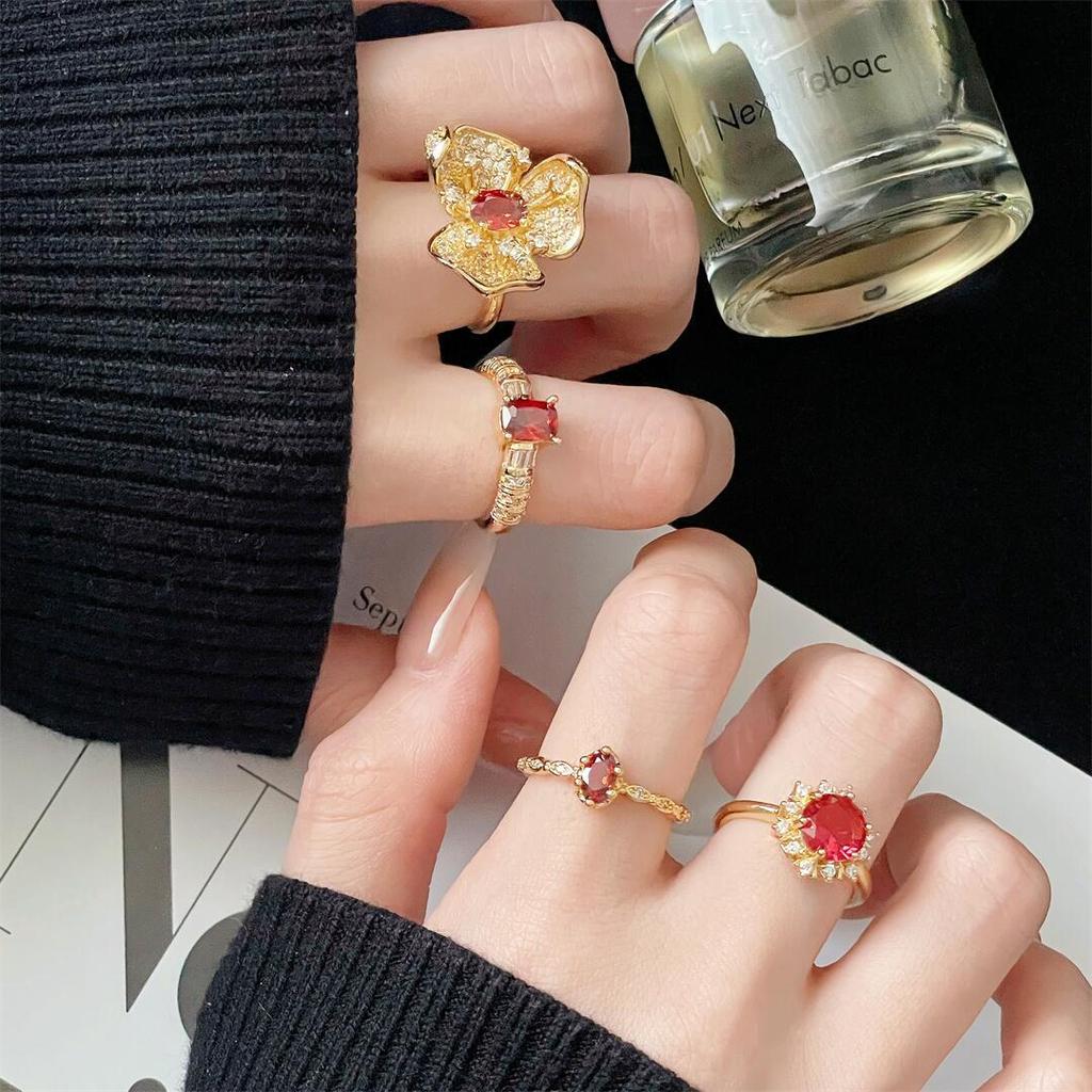 Rotfarbiger Schatz, Goldener Diamantenbesetzter Blumen-Öffnungsring, Leichter Luxus Retro Nischendesign, Personalisierter High-End-Ring Frau