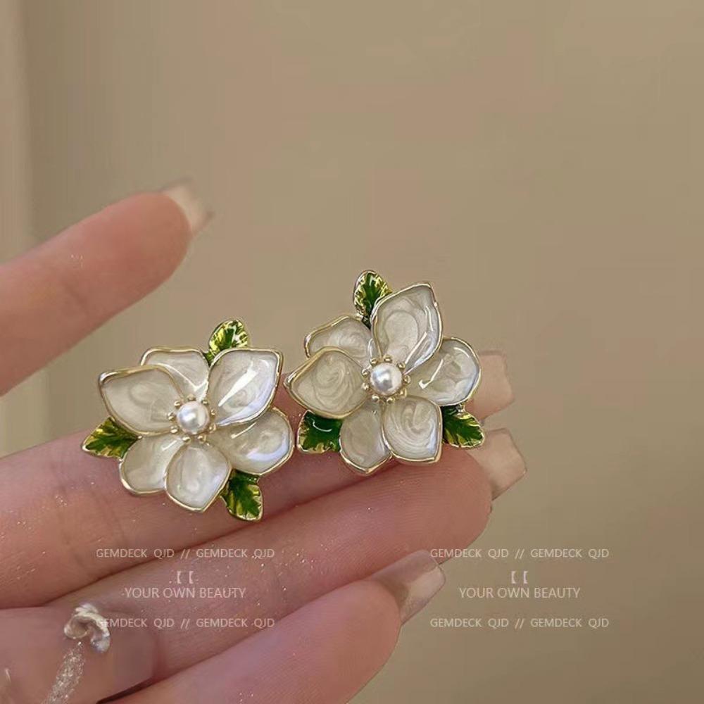 French Sweet Small Fresh Flower Earrings Niche Design Temperament Simple Mori Gardenia Pearl Stud Earrings