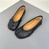 Zapatos tabi de piel de oveja con puntera dividida para mujer 2025 nuevo nicho plisado ballet pezuñas de cerdo cuero boca poco profunda zapatos planos