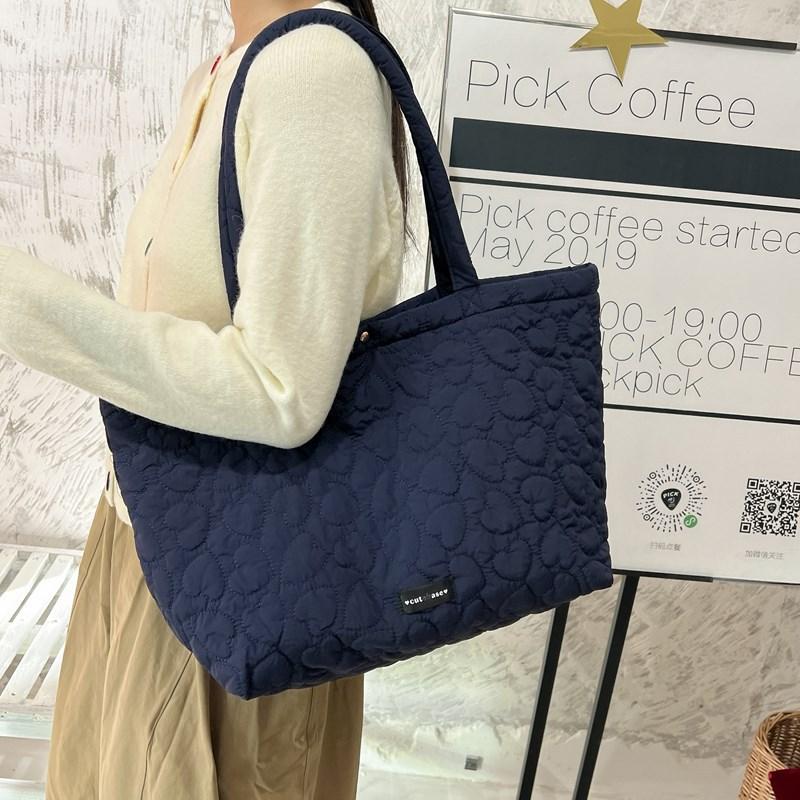 

Autumn and winter commuting large-capacity cotton clothing bag women s 2025 new versatile single shoulder down bag portable tote bag 50*16*30