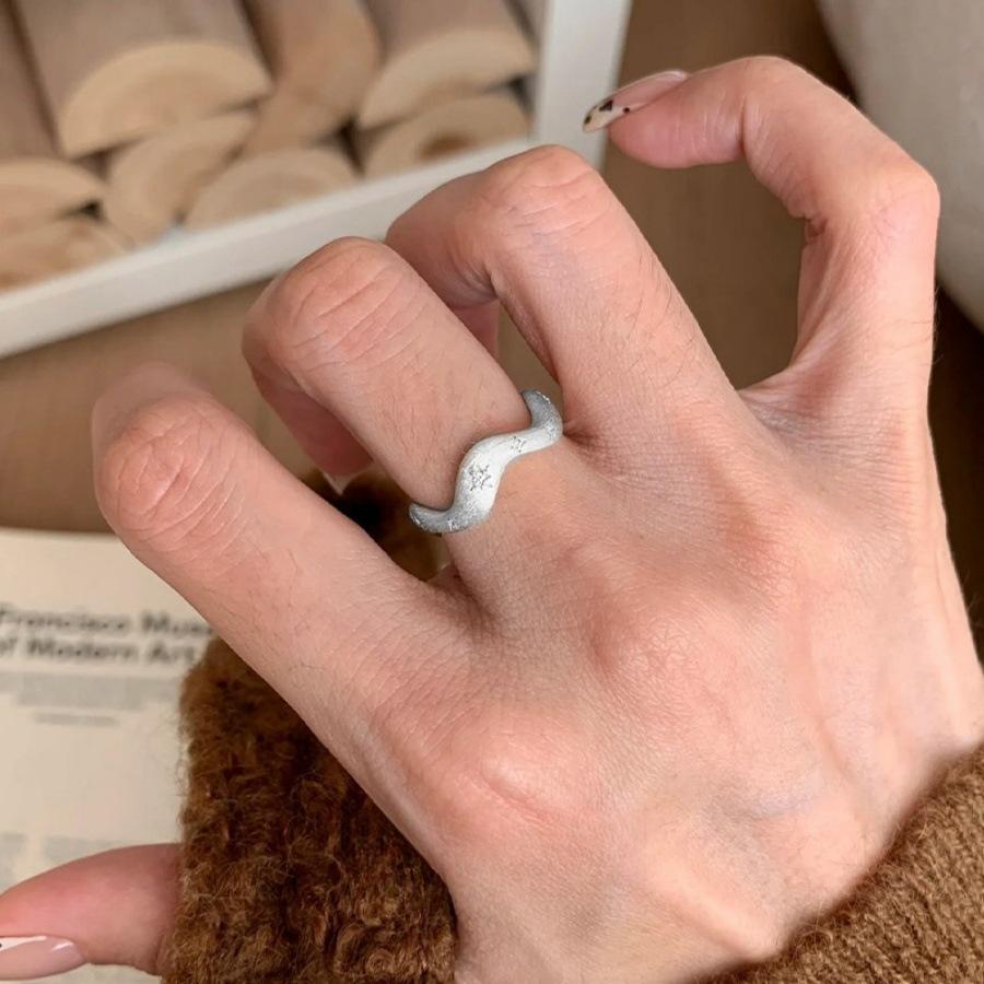 Medieval brushed wavy star zircon ring does not fade light luxury retro unique design ring