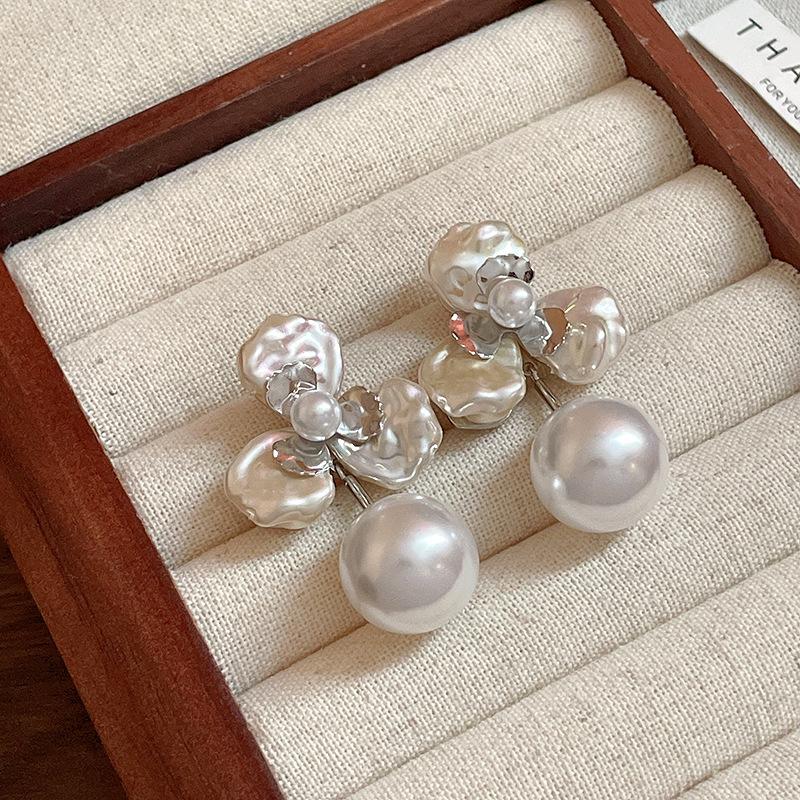 

Серьги-пусеты с лепестками и жемчугом, французские ретро-барочные серьги, серьги легкой роскоши с высоким темпераментом