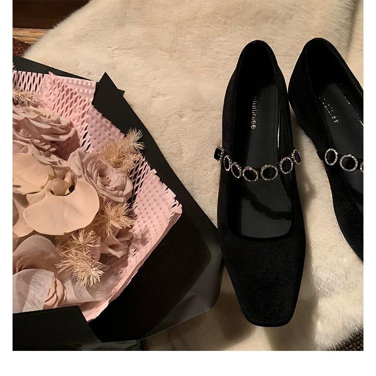 

Товстий рот, дороге та ретро французьке 2024 Мері Джейн, нове жіноче взуття на низьких підборах з маленьким діамантовим поясом, світловий рік, мода 40 чорний