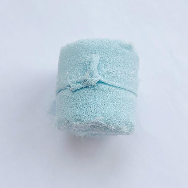 Handgerissenes Chiffonband: Dekorative Girlanden, Haarbänder mit Blumenbindungen und Kuchendekor.