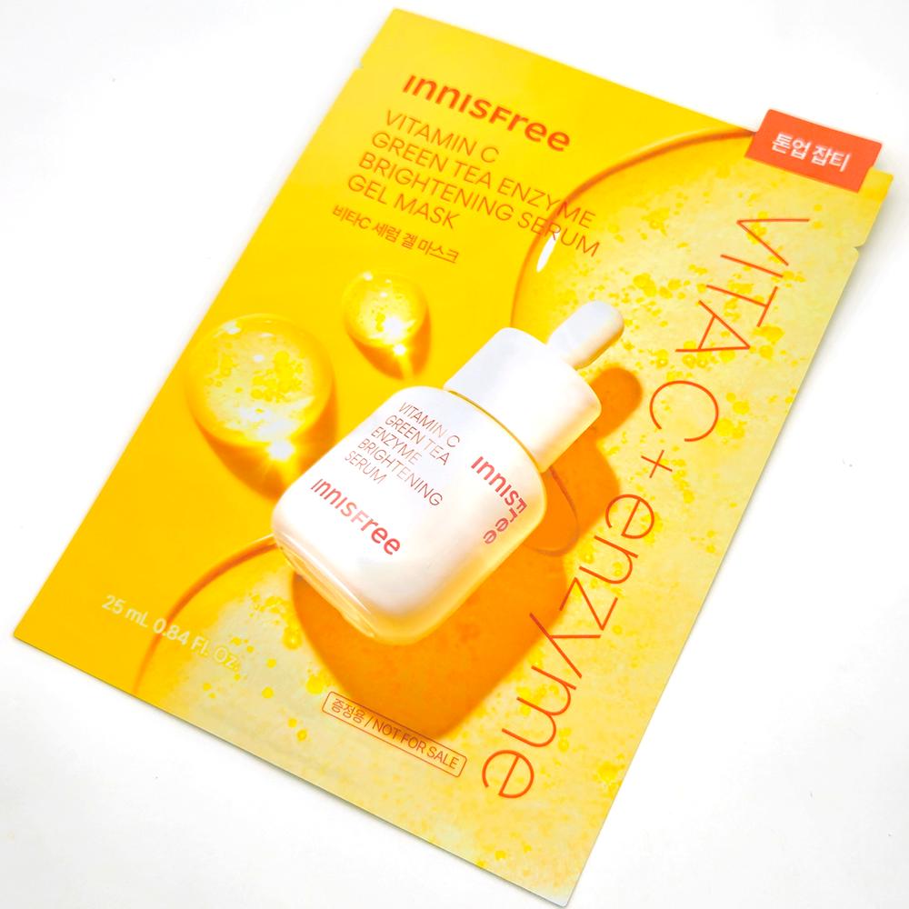 10szt._[INNISFREE] Serum rozjaśniające z witaminą C, zieloną herbatą i enzymami 23ml (Próba)