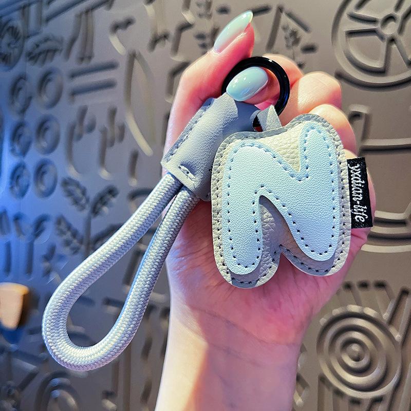 Creative Exquisite 26 English Letter Keychain Pu Leather Bag Hanging Charms Alphabet Keyring Ornaments Lucky Pendant Couple Gift