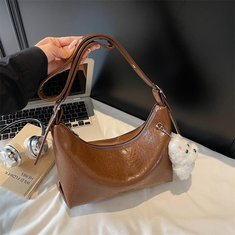 Trendy underarm bag, new fashion trend, large-capacity tote bag, commute to work and leisure shoulder bag.