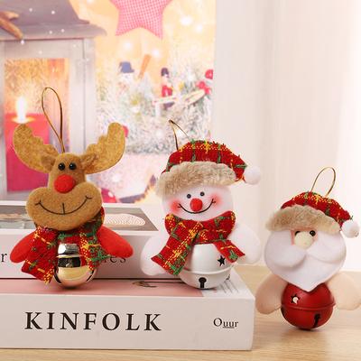 Weihnachtsdekorationen, Christbaumschmuck, alte Puppen mit Glocken, Dekorationen für den Weihnachtstag, kleine Geschenke.