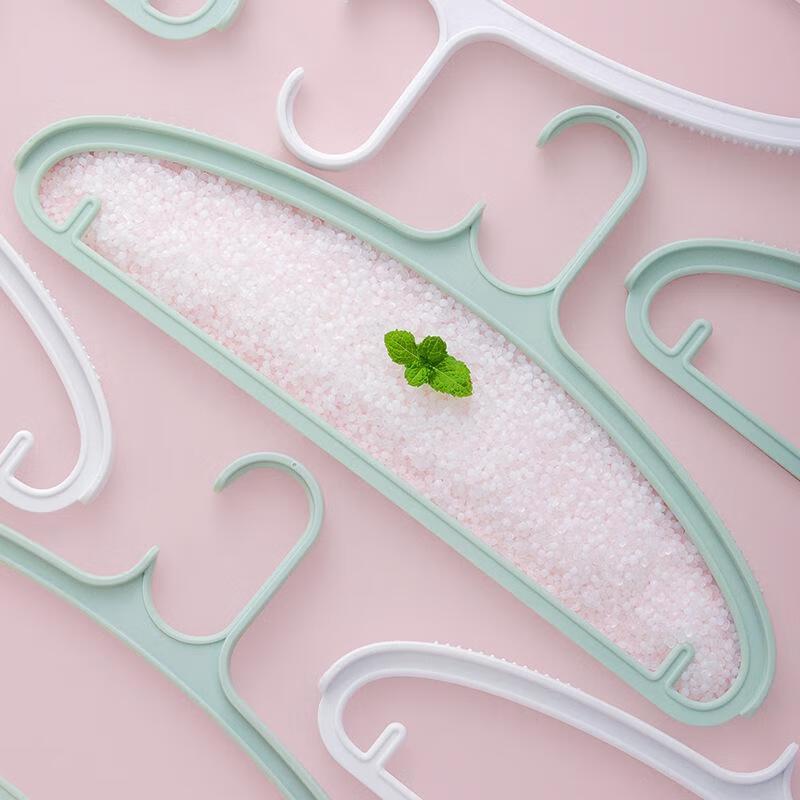 Chahua Seamless Wide Shoulder Non-slip Hangers (3-Pack)