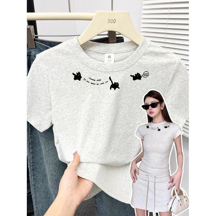 

Футболка облегающего кроя с рисунком ретро-кота для женщин - коллекция лето 2025