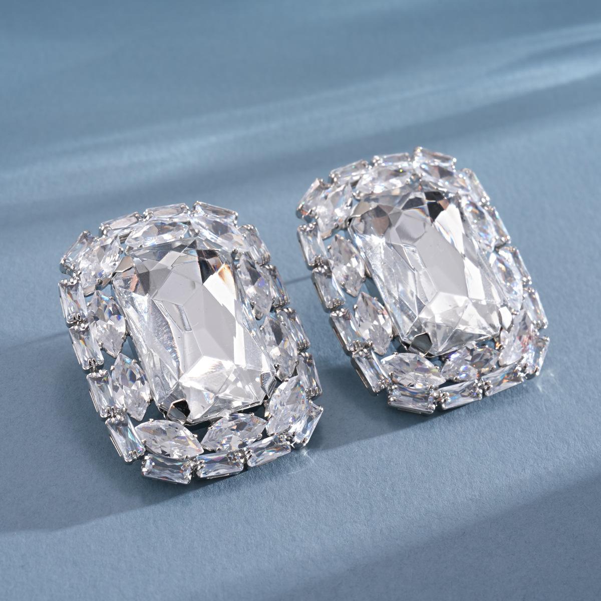 DIGADAGU Alloy Rhinestone Geometric Stud Earrings New Simple Exaggerated Earrings Women Party Zircon Accessories медный