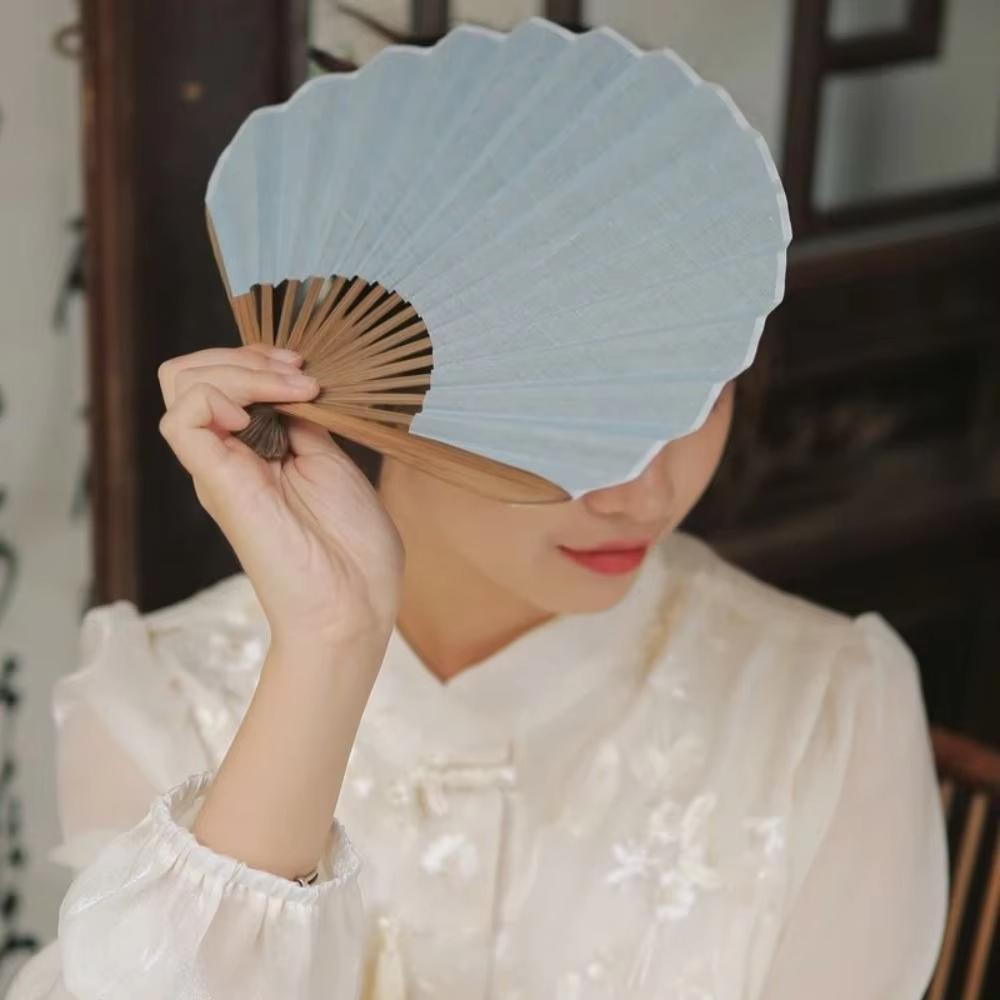 Retro Fächer in Muschelform im japanischen Stil Fächer aus Seidentuch und Bambus mit Anhänger Hochzeitsfächer Einfarbig Gebogene Fächerstäbe
